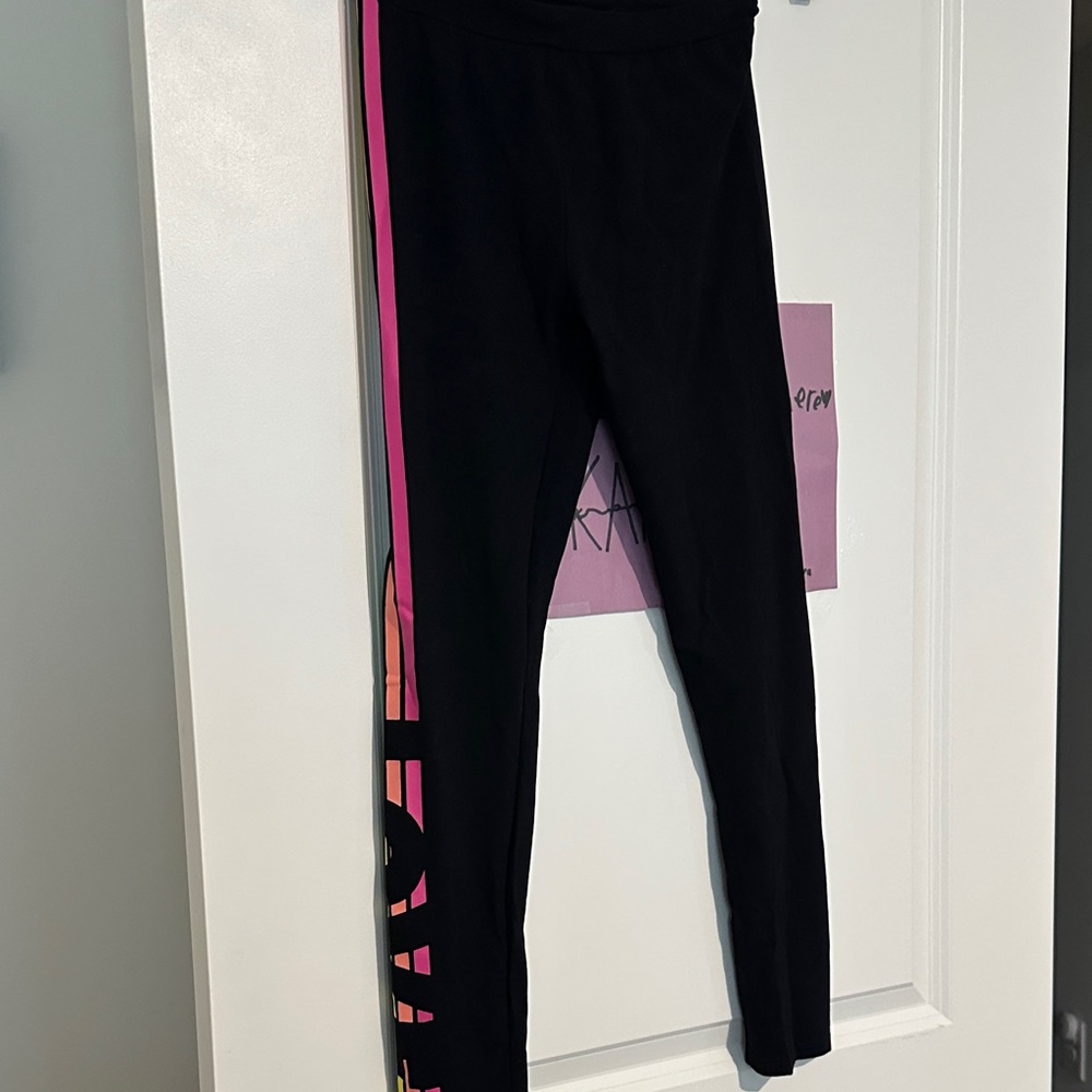 Place Black Leggings with Pink Detail